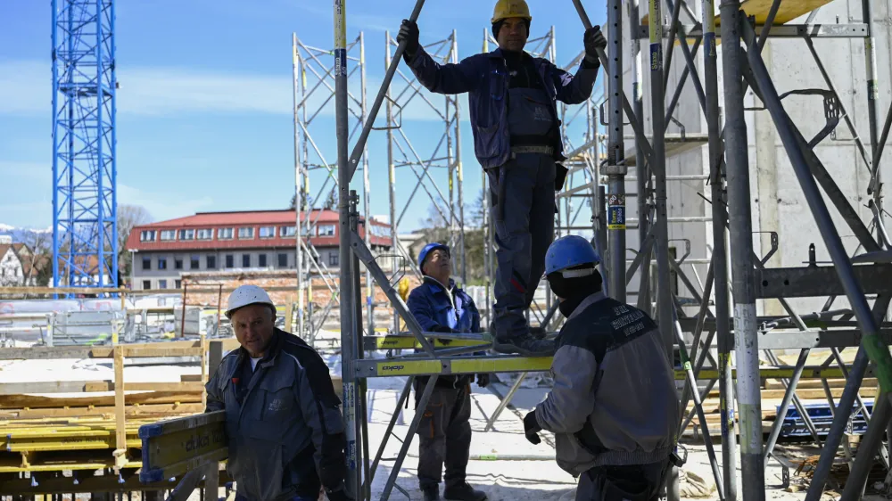 Gradbeni delavciDelovi&scaron;če &Scaron;portni center Ilirija - 04.04.2023 - Ekskurzija po Ljubljani z ljubljanskim županom - //FOTO: Nik Erik Neubauer