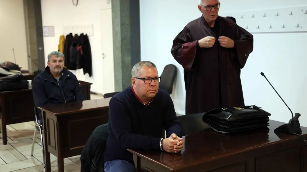 Gregor Kra&scaron;nja in odvetnik Boris Grobelnik <br><br>- 19.10.2023 - Sojenje zaradi zavarovalni&scaron;ke goljufije - sojenje skupini s prvoobtoženim Gregorjem Kra&scaron;njo, ki naj bi dlje časa s prikazovanjem lažnih avtomobilskih nesreč goljufali zavarovalnice - Zavarovalnico Triglav naj bi o&scaron;kodovali za okoli 140.000 evrov. <br>//FOTO: Tomaž Skale<br>