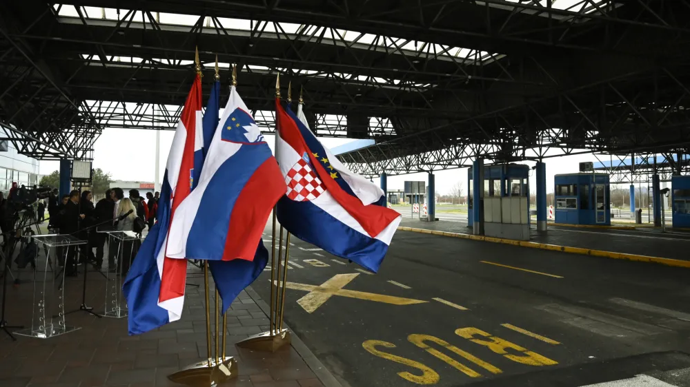 - mejni prehod Obrežje po 31 letih ukinil mejni nadzor - slovenska, hrva&scaron;ka in evropska zastava, slovensko - hrva&scaron;ka meja - ukinjen mejni nadzor<br><br>- 1.1.2023 &ndash; Vstop Hrva&scaron;ke v schengensko in evrsko območje.<br><br>//FOTO: Nik Erik Neubauer