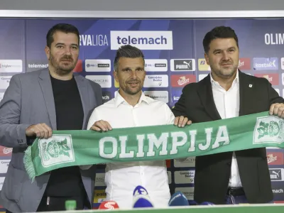 &scaron;portni direktor NK Olimpija Goran Boromisa, novi glavni trener Olimpije Zoran Zeljković in direktor NK Olimpija Igor Bari&scaron;ić- 19.10.2023 &ndash; Nogometni klub NK Olimpija &ndash; predstavitev novega glavnega trenerja ljubljanske Olimpije //FOTO: Luka Cjuha