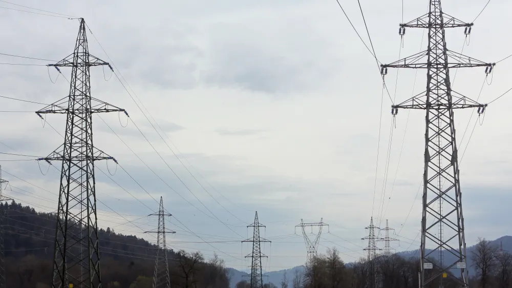 - 08.04.2015 - Električni daljnovod 2x400 kV Beričevo-Kr&scaron;ko, elektrika - električni vod - elektroenergetsko omrežje - električna energija - //FOTO: Jaka Gasar