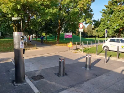 Vodja oddelka za lokalno samoupravo Jera Grobelnik je pojasnila, da so pobude stanovalcev Kose&scaron;kih blokov o ureditvi prometa v soseski dobivali že več let.&nbsp;