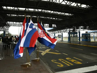 - mejni prehod Obrežje po 31 letih ukinil mejni nadzor - slovenska, hrva&scaron;ka in evropska zastava, slovensko - hrva&scaron;ka meja - ukinjen mejni nadzor<br><br>- 1.1.2023 &ndash; Vstop Hrva&scaron;ke v schengensko in evrsko območje.<br><br>//FOTO: Nik Erik Neubauer