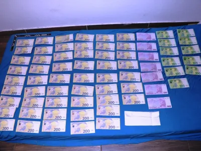 Pri osumljencih so na&scaron;li velike količine gotovine. F Policija