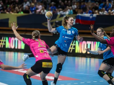 Krimova igralka Nina Zulić (z žogo) je k remiju proti trikratnim prvakinjam Evrope prispevala tri gole. Foto: Bojan Velikonja