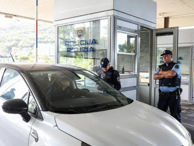 Notranji minister Bo&scaron;tjan Poklukar je za prehajanje meje s Hrva&scaron;ko določil 12 mejnih prehodov za mednarodni cestni promet in sedem mejnih prehodov za mednarodni železni&scaron;ki promet. Na fotografiji policija opravlja nadzor na mejnem prehodu Sečovlje.&nbsp;