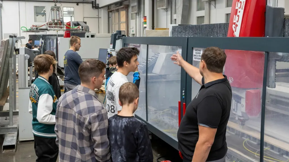 Mladi so največ zanimanja pokazali za kalkulacije in tehnologijo, delo z najnovej&scaron;imi stroji kot strojni operaterji, fino ročno delo v delavnici ter delo na terenu.&nbsp;