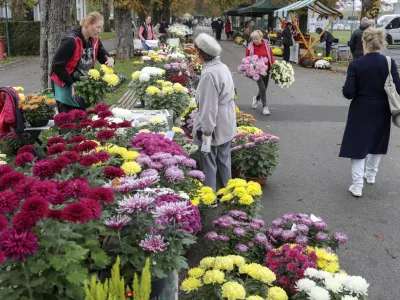 - Plečnikov drevored &ndash; prodaja cvetja, cvetličnih aranžmajev in sveč &ndash; stojnice - ikebane - sveče - 28.10.2022 &ndash; Pokopali&scaron;če ljubljanske Žale - urejenje in kra&scaron;enje grobov &ndash; priprave na 1. november Dan spomina na mrtve in praznik vseh svetih - dan mrtvih //FOTO: Jaka Gasar