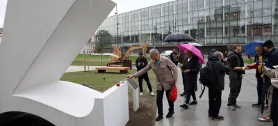 -- spomenik izbrisanim v obliki črke ć - <br><br>24.10.2023 – Center ROG – Park izbrisanih - razgrnitev obeležja izbrisanim, ki je nastal na pobudo Civilne iniciative izbrisanih aktivistov in Amnesty International Slovenija ob podpori Centra Rog;<br><br>//FOTO: Tomaž Skale<br>