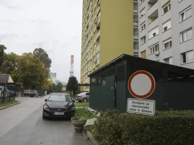 Četrtni svet Golovec je nedavno ljubljansko občino zaprosil za pomoč pri omejevanju prometa v &Scaron;tepanjskem naselju, saj v zadnjih &scaron;estih mesecih opažajo porast voženj po poteh, ki so namenjene pe&scaron;cem.&nbsp;