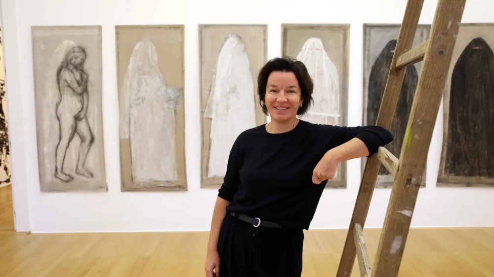 dr. Martina Vovk, kustosinja razstave Vedno na voljo in vr&scaron;ilka dolžnosti direktorice v Moderni galeriji. &nbsp;