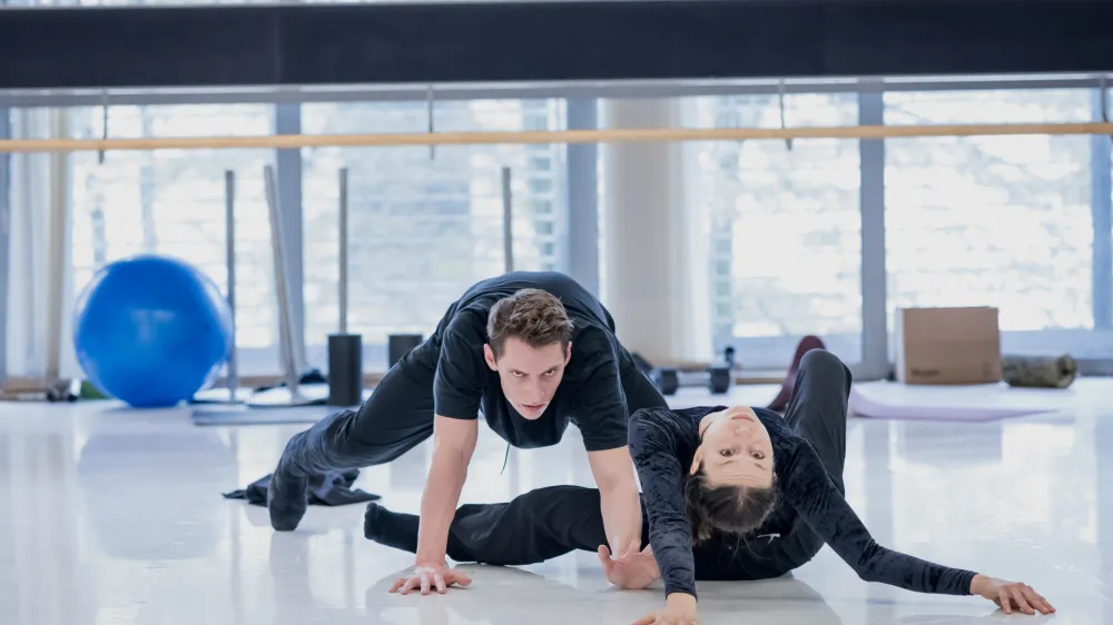 Domača baletna solista Mateja Železnik in Lukas Bareman med vajo za scensko-glasbeni oratorij Requiem na glasbo Gabriela Faur&eacute;ja Foto: Darja &Scaron;travs Tisu