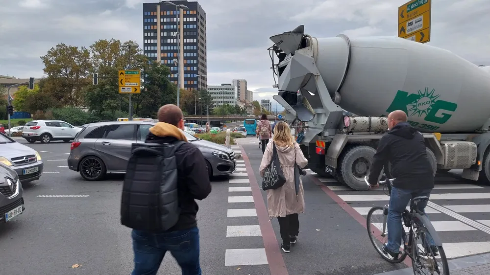 Križišče Tivoli, gneča, avtomobili prehod za pešce.