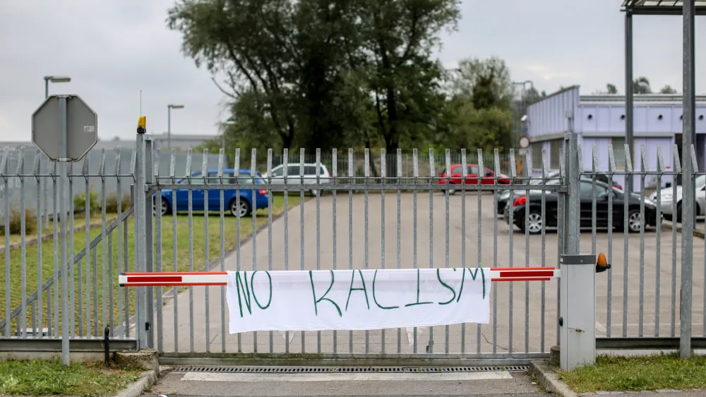 simbolična fotografija rasizem, antirasizem- 19.09.2016 - Azilni dom Vič v Ljubljani - protest beguncev zaradi slabih razmer v keterih živijo - begunci               //FOTO: Bojan Velikonja