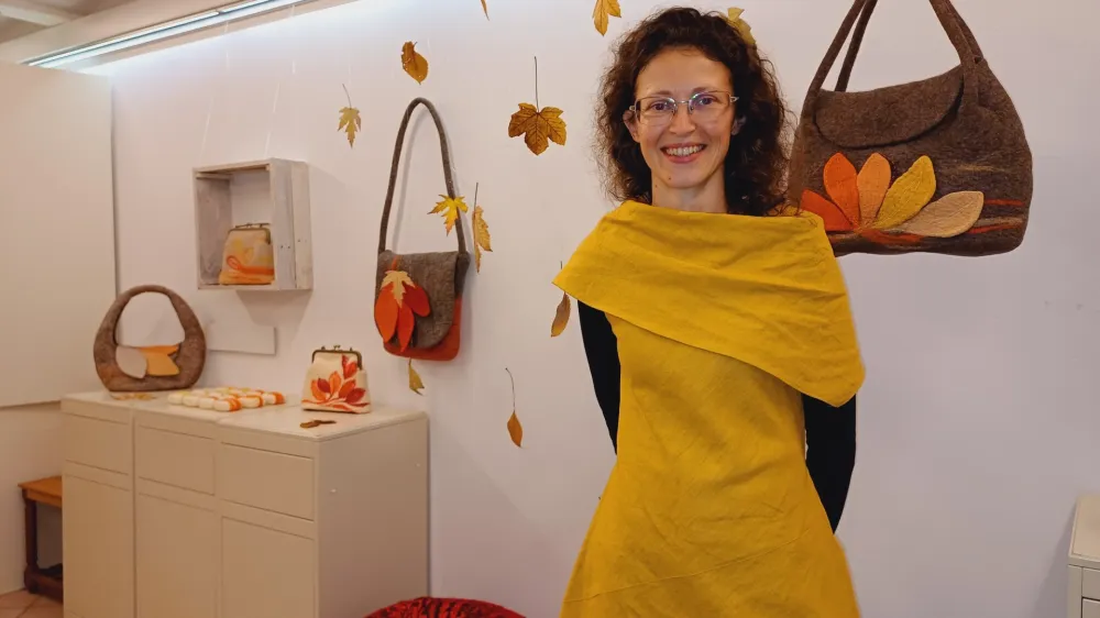 &raquo;Tako kot listje &scaron;elesti pod nogami med sprehodom po gozdu, tako &scaron;elestita tudi volna in milnica med polstenjem,&laquo; pravi rokodelka Darja Rant.