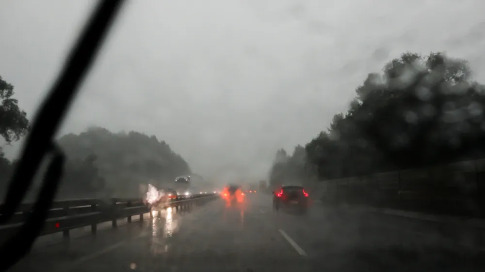 - Nevihta, nevihtni oblak. &Scaron;tajerska avtocesta Maribor - <br>Ljubljana<br><br>- 19.07.2023 &ndash; vreme - oranžno opozorilo za celotno Slovenijo &ndash; nevihtni pas - nevihte<br> <br>//FOTO: Bojan Velikonja