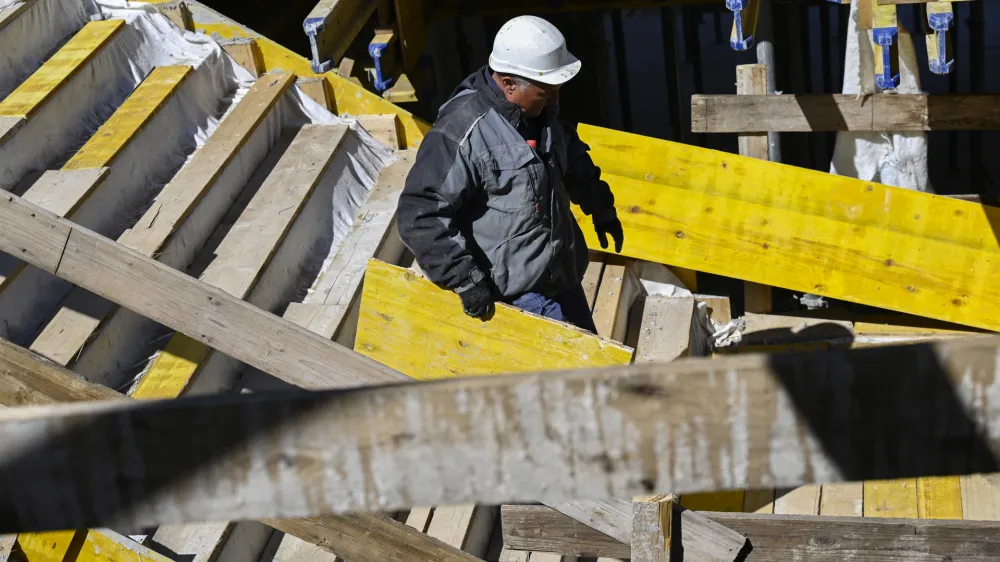 Novela uvaja subsidiarno odgovornost naročnikov v gradbenem sektorju. Če nekdo recimo naroči gradbena dela in za to najame podizvajalce, nato pa podizvajalec ne plača delavcev, bi lahko zaposleni pri podizvajalcu za plačilo terjali naročnika.
&nbsp;