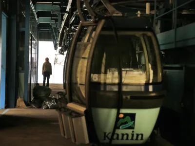 ATC smuči&scaron;če Kanin - postaja B - gondolska žičnica - gondola - - POSOČJE 2013 - upad povpra&scaron;evanja po turističnih zmogljivostih - turizem //FOTO: Bojan Velikonja OPOMBA: ZA OBJAVO V PRILOGI &ndash; DNEVNIKOV OBJEKTIV - REPORTAŽA 2013