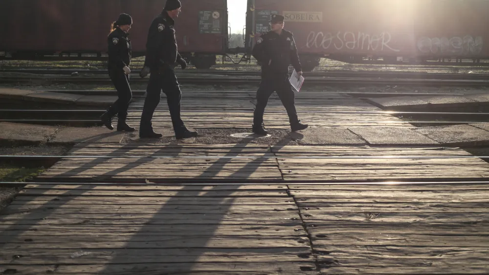 26.01.2016 -- železni&scaron;ka postaja &Scaron;id - Srbija - - mejni prehod &Scaron;id-Tovarnik na srbsko-hrva&scaron;ki meji - <br><br><br><br> - Begunci 2016 - migracije po zahodni balkanski poti - migracijska pot beguncev iz Sirije, Afganistana in Iraka čez Balkan proti zahodni Evropi - evropska begunska kriza - migranti -    ///FOTO: Luka Cjuha