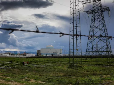 Cene elektrike so se po lanski krizi umirile, so pa &scaron;e 2,5-krat vi&scaron;je kot v času pandemije covida-19. Mervar ocenjuje, da bo cena elektrike (ki je le del končne cene dobave) na ravni med 110 in 130 evri za megavatno uro.&nbsp;