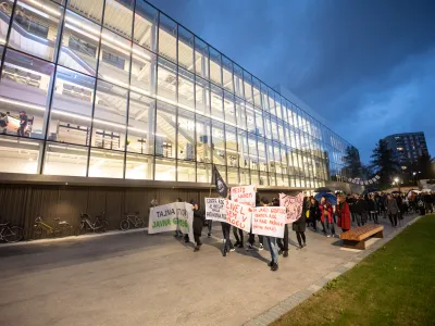 Ljubljana, Center Rog.<br>Protest zaradi domnevno spornega<br>obcinskega ravnanja pri gradnji in delitvi prostorov v Rogu, ki ga je<br>organizirala Skupscina (ne)uporabnic centra Rog.