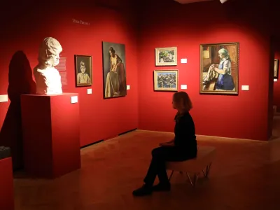 kustosinja Barbara Savenc <br><br>- 24.10.2023 &ndash; Mestni muzej Ljubljana - Razstava Slovenske umetnice v obdobju 1850&ndash;1950 z naslovom Kaj bi dekleta morala vedeti? - dela slikark in kipark prve polovice 20. stoletja<br><br>//FOTO: Tomaž Skale<br>