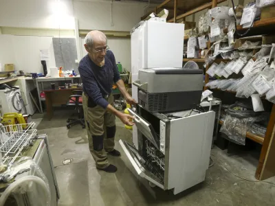 Po izku&scaron;njah serviserja gospodinjskih aparatov Jurija Oražma se večina ljudi predvsem pri manj&scaron;ih aparatih raje kot za popravilo odloči za nakup novega, sploh nizkocenovnega.