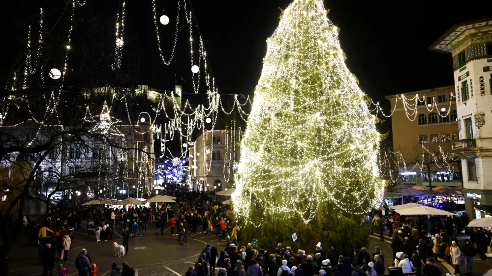 - Ljubljana - novoletna jelka <br><br><br> <br><br>- 16.12.2022 - Veseli December 2022 &ndash; praznično okra&scaron;eno mesto - božično novoletni sejem -<br><br> <br><br>//FOTO: Nik Erik Neubauer