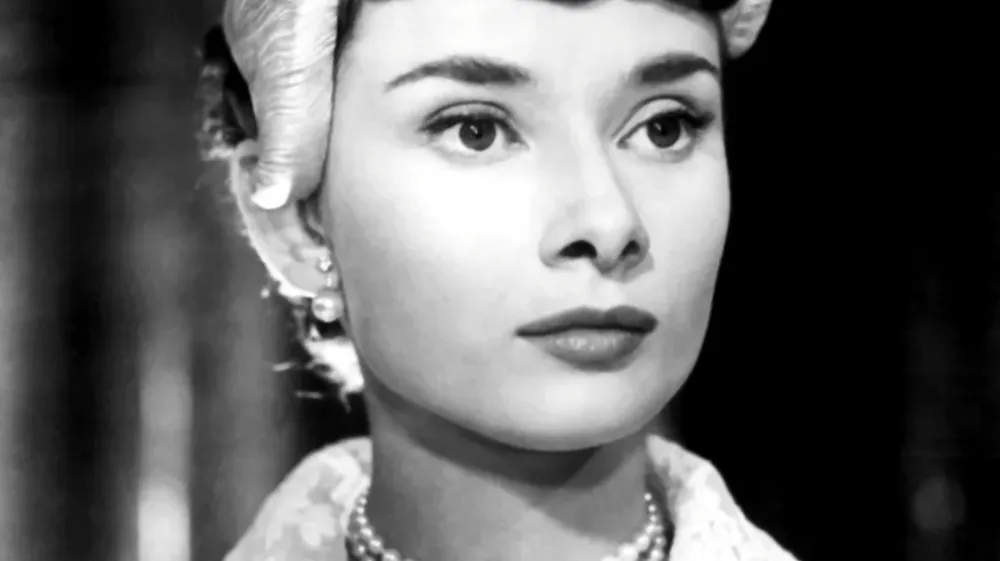 Ogrlica F&uuml;rst krasi Hepburnov vrat v zadnjih prizorih filma, v katerih sreča novinarja Joeja Bradleyja, ki ga igra Gregory Peck. F Christie's