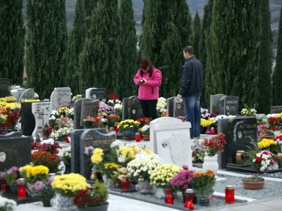 - 1. November 2012 &ndash; Dan spomina na mrtve, pokopali&scaron;če Koper, dan mrtvih - spomeniki - ikebane - cvetje <br><br><br>//FOTO: Jaka Gasar