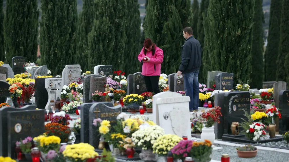 - 1. November 2012 &ndash; Dan spomina na mrtve, pokopali&scaron;če Koper, dan mrtvih - spomeniki - ikebane - cvetje <br><br><br>//FOTO: Jaka Gasar