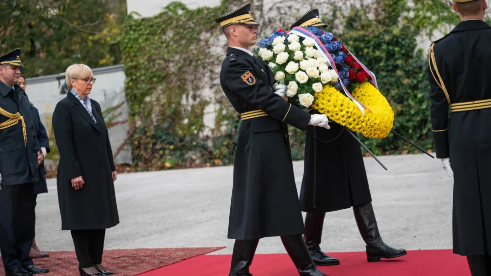 Ljubljana, Kongresni trg.<br>Osrednja spominska slovesnost s polaganjem venca k spomeniku vsem zrtvam vojn in z vojnami povezanim zrtvam.