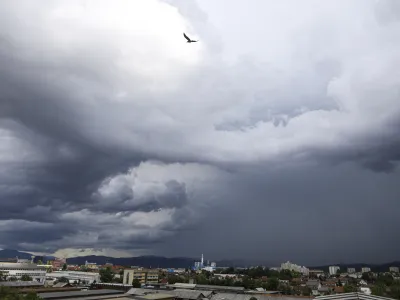 - 08.06.2023 - nevihtni oblaki nad Ljubljano, nevihta, dež, oranžni alarm. močnej&scaron;i naliv, neurje<br><br> <br>//FOTO: Luka Cjuha