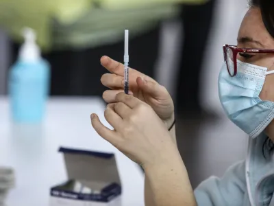 - 10.03.2021 &ndash;Epidemija koronavirus COVID-19 v Sloveniji &ndash; množično cepljenje starostnikov proti bolezni covid-19 na Gospodarskem razstavi&scaron;ču v Ljubljani .//FOTO: Luka CjuhaOPOMBA: REPORTAŽA ZA OBJEKTIV 2021