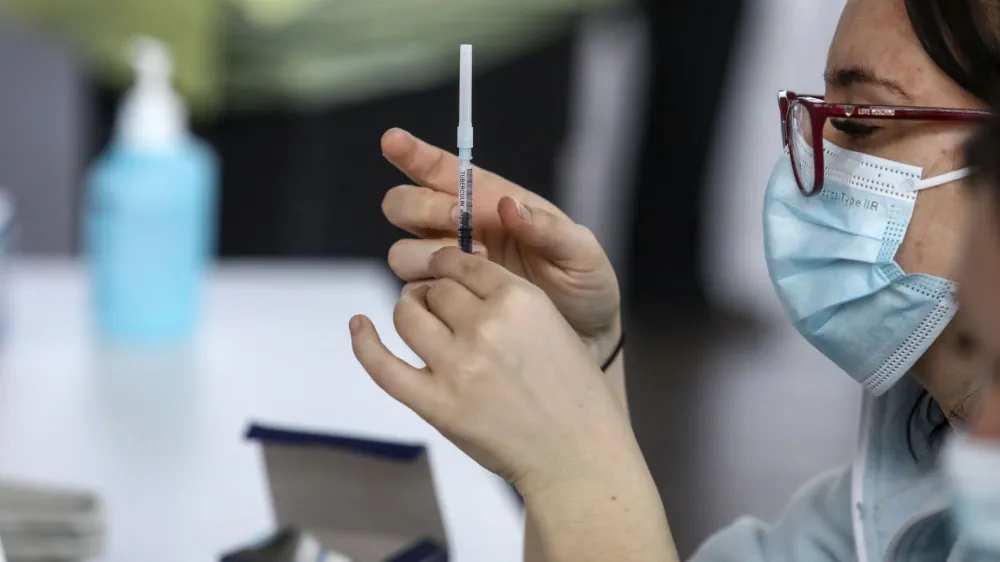 - 10.03.2021 &ndash;Epidemija koronavirus COVID-19 v Sloveniji &ndash; množično cepljenje starostnikov proti bolezni covid-19 na Gospodarskem razstavi&scaron;ču v Ljubljani .//FOTO: Luka CjuhaOPOMBA: REPORTAŽA ZA OBJEKTIV 2021