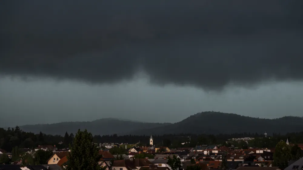 - močni sunki vetra,- močni nalivi -- nevihtni pas - nevihte -- slovenska cerkev- RKC  - 25.07.2023 &ndash; vreme - oranžno opozorilo za celotno Slovenijo &ndash; klimatske spremembe - podnebje - //FOTO: Nik Erik Neubauer