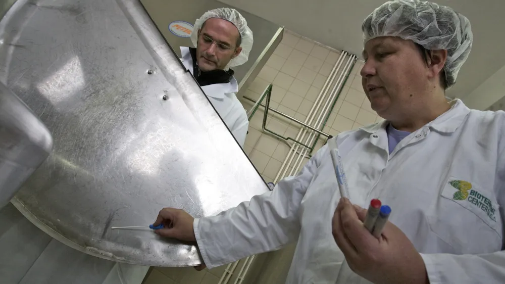 mlekarna in sirarna, Biotehni&scaron;ki center Naklo, Matej Dem&scaron;ar, Vurs Kranj, direktor, Barbara Be&scaron;ter, vodja mlekarske delavnice BC Naklo  - Veterinarska uprava RS (Vurs) ob 250. obletnici veterinarskega poklica - ogled celotnega postopka nadzora VURS v času obratovanja klavnice in varnosti krme ter nadzor varnosti živil živalskega izvora v primarni proizvodnji (mlekarna in sirarna).  //FOTO: Jaka Adamič 