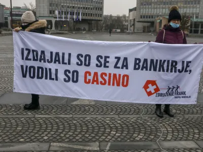 - transparent - IZDAJALI SO SE ZA BANKIRJE, VODILI SO CASINO - <br> protestni shod kreditojemalcev kreditov v &scaron;vicarskih frankih - protest Združenje Frank -.- 01.02.2022 &ndash; Državni zbor DZ - poslanci obravnavali predlog zakona o omejitvi in porazdelitvi valutnega tveganja med kreditodajalci in kreditojemalci kreditov v &scaron;vicarskih frankih, ki ga je v postopek vložil državni svet. //FOTO: Luka Cjuha