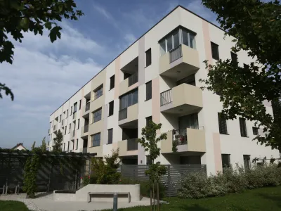 Po podatkih stanovanjskega sklada upravičenci do oskrbovanih stanovanj v povprečju čakajo tri leta na vselitev.&nbsp;