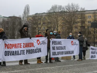 protestni shod kreditojemalcev kreditov v &scaron;vicarskih frankih - protest Združenje Frank -. - 01.02.2022 &ndash; Državni zbor DZ - poslanci obravnavali predlog zakona o omejitvi in porazdelitvi valutnega tveganja med kreditodajalci in kreditojemalci kreditov v &scaron;vicarskih frankih, ki ga je v postopek vložil državni svet. //FOTO: Luka Cjuha 