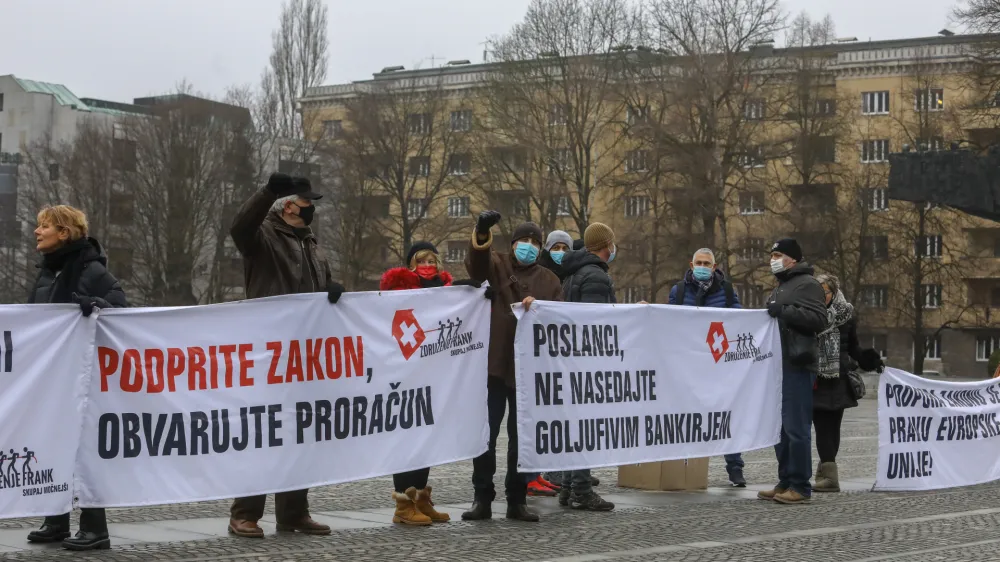 protestni shod kreditojemalcev kreditov v &scaron;vicarskih frankih - protest Združenje Frank -. - 01.02.2022 &ndash; Državni zbor DZ - poslanci obravnavali predlog zakona o omejitvi in porazdelitvi valutnega tveganja med kreditodajalci in kreditojemalci kreditov v &scaron;vicarskih frankih, ki ga je v postopek vložil državni svet. //FOTO: Luka Cjuha 