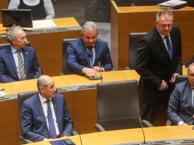 zaprisega ministrovminister za gospodarski razvoj in tehnologijo inpredsednik SMC Zdravko Počival&scaron;ekpredsednik vlade Janez Jan&scaron;a (SDS)13.03.2020 - Državnizbor - izredna seja DZ, na kateri so potrdili listo kandidatov za ministre pod vodstvom predsednika vlade Janeza Jan&scaron;e //FOTO: BojanVelikonjaMatej Tonin, minister za obrambo