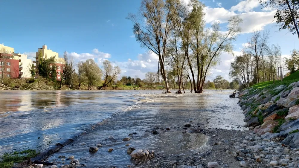 Sava je poplavila breg, kjer so pred začetkom poletja uradno odprli novo plažo za kopali&scaron;čem Laguna. Foto: Vesna Levičnik
