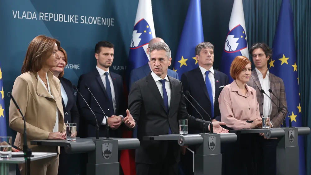 Po dana&scaron;njem sestanku so vodje koalicijskih strank posku&scaron;ali javnost prepričati, da so ostri robovi zglajeni in da družno gledajo v prihodnost. Po mnenju poznavalcev je &scaron;lo bolj za predstavo za javnost. Zgovorni so tudi izrazi na obrazih koalicijskih partnerjev&nbsp;...