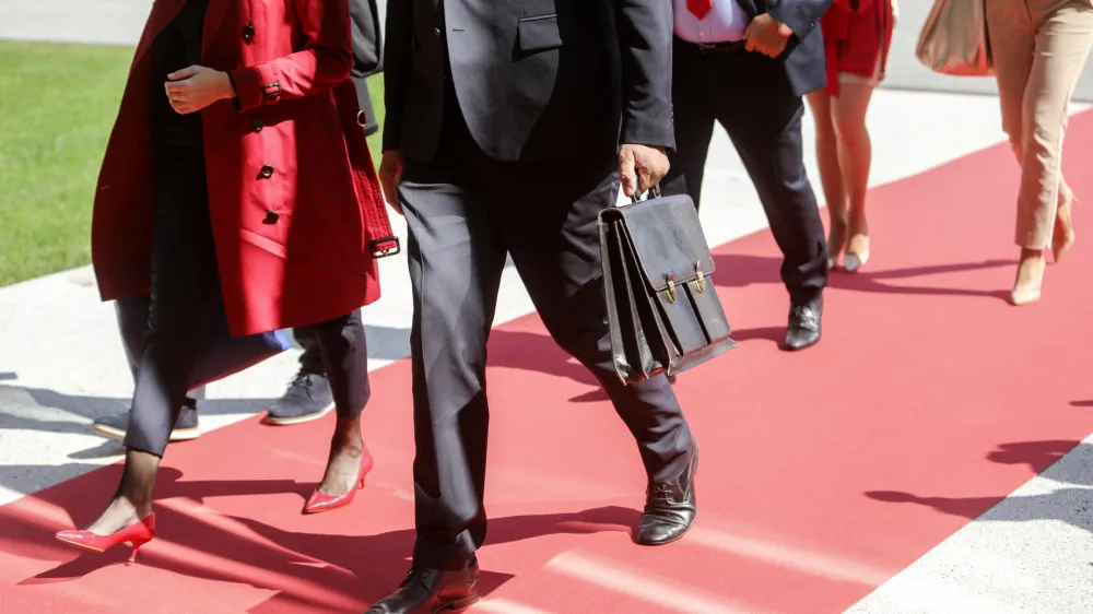 - simbolična fotografija - proračun, finance, poslovnež, politika - 09.09.2019 &ndash; Brdo pri Kranju &ndash; Vrh koalicije - Vladna ekipa in koalicijski poslanci razpravljali o proračunu za prihodnji dve leti ter razpravljali o odnosu z Levico in o aferah v lastnih vrstah, zlasti v zvezi s kadrovanjem. - koalicija - //FOTO: Jaka Gasar