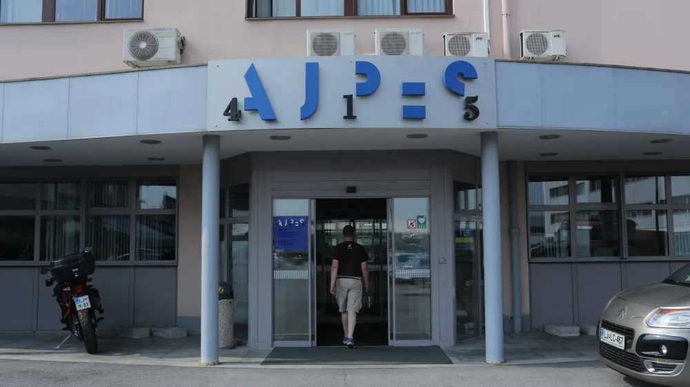 - 15.09.2016 - Agencija RS za javnopravne evidence in storitve (AJPES), poslovna stavba v Ljubljani, Trža&scaron;ka cesta 16//FOTO: Jaka Gasar