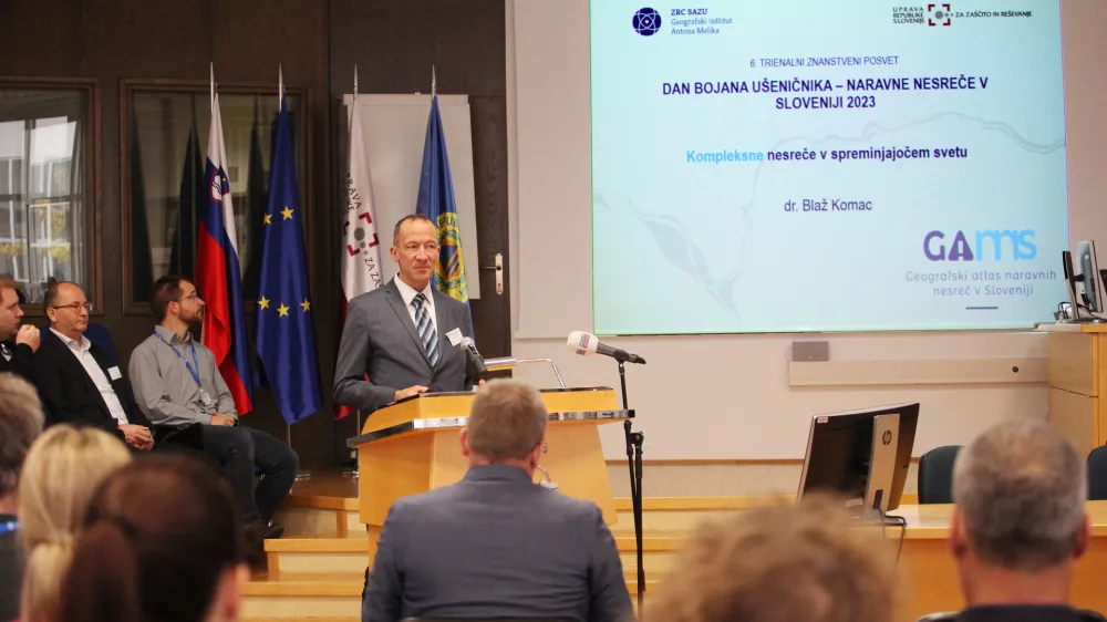 Dr. Blaž Komoc, predstavitev Geografskega atlasa naravnih nesreč Dan Bojana U&scaron;eničnika, Naravne nesreče v Sloveniji, Izobraževalni center za za&scaron;čito in re&scaron;evanje, IG, 9. 11. 2023<br><br>Foto: Marko Zaplatil, ZRC-SAZU.