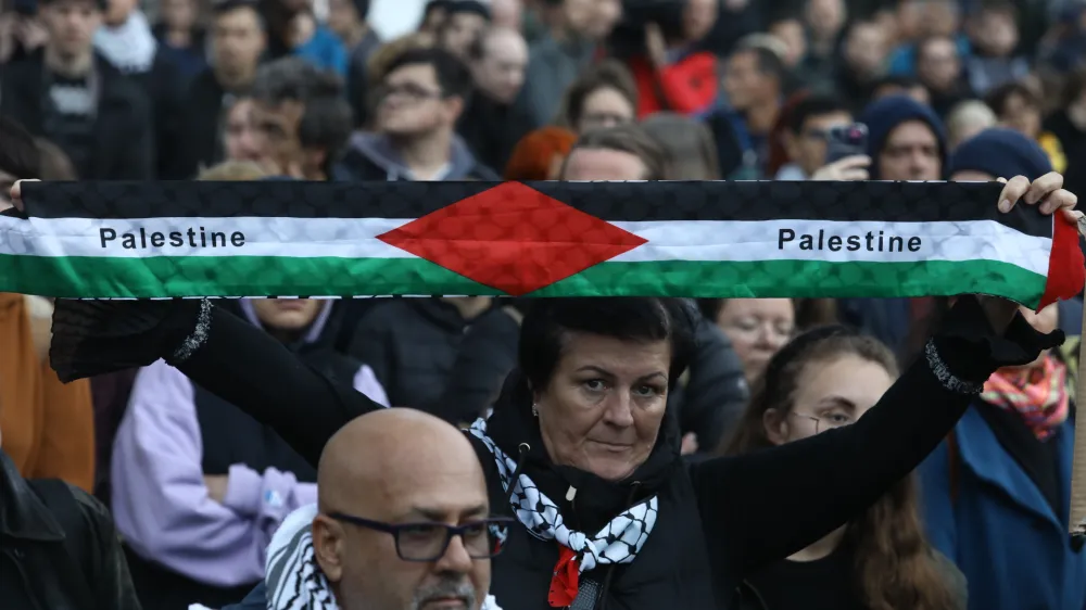 - simbolična fotografija - Palestina - palestinska zastava<br><br>- 19.10.2023 &ndash; Trg republike &ndash; Shod za Palestino, ki ga je pod geslom Konec nasilju - konec apartheidu pripravilo gibanje za pravice Palestincev - shod zaradi nedavne eskalacije nasilja v Izraelu in Palestini <br><br>//FOTO: Luka Cjuha