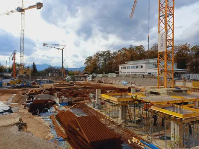 Na več kot dvajset let zapu&scaron;čenem območju, kjer sta bili mlekarna in mlekarska &scaron;ola, gradijo 400 novih stanovanj.
