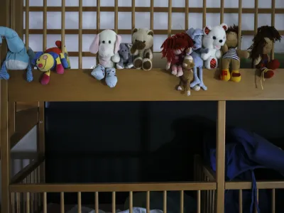 Prva obtoženčeva žena in &scaron;tirje otroci so bili deležni zelo hudega nasilja, trdi tožilstvo.&nbsp;